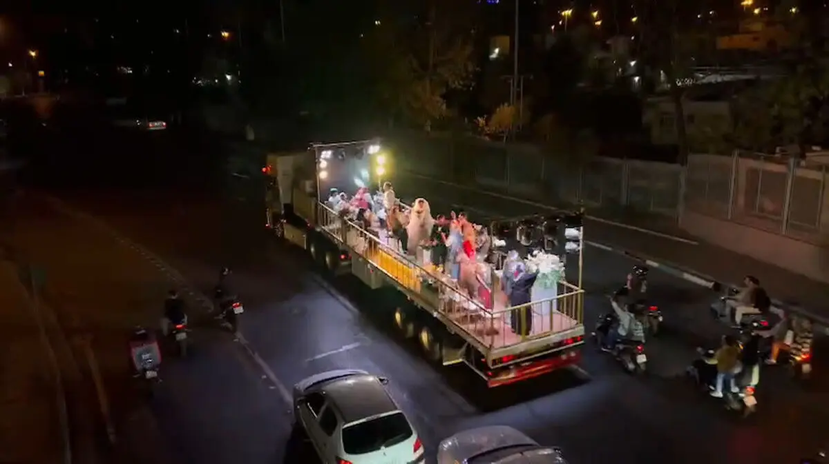 عروسی عجیب پشت تریلی در تهران! + فیلم
