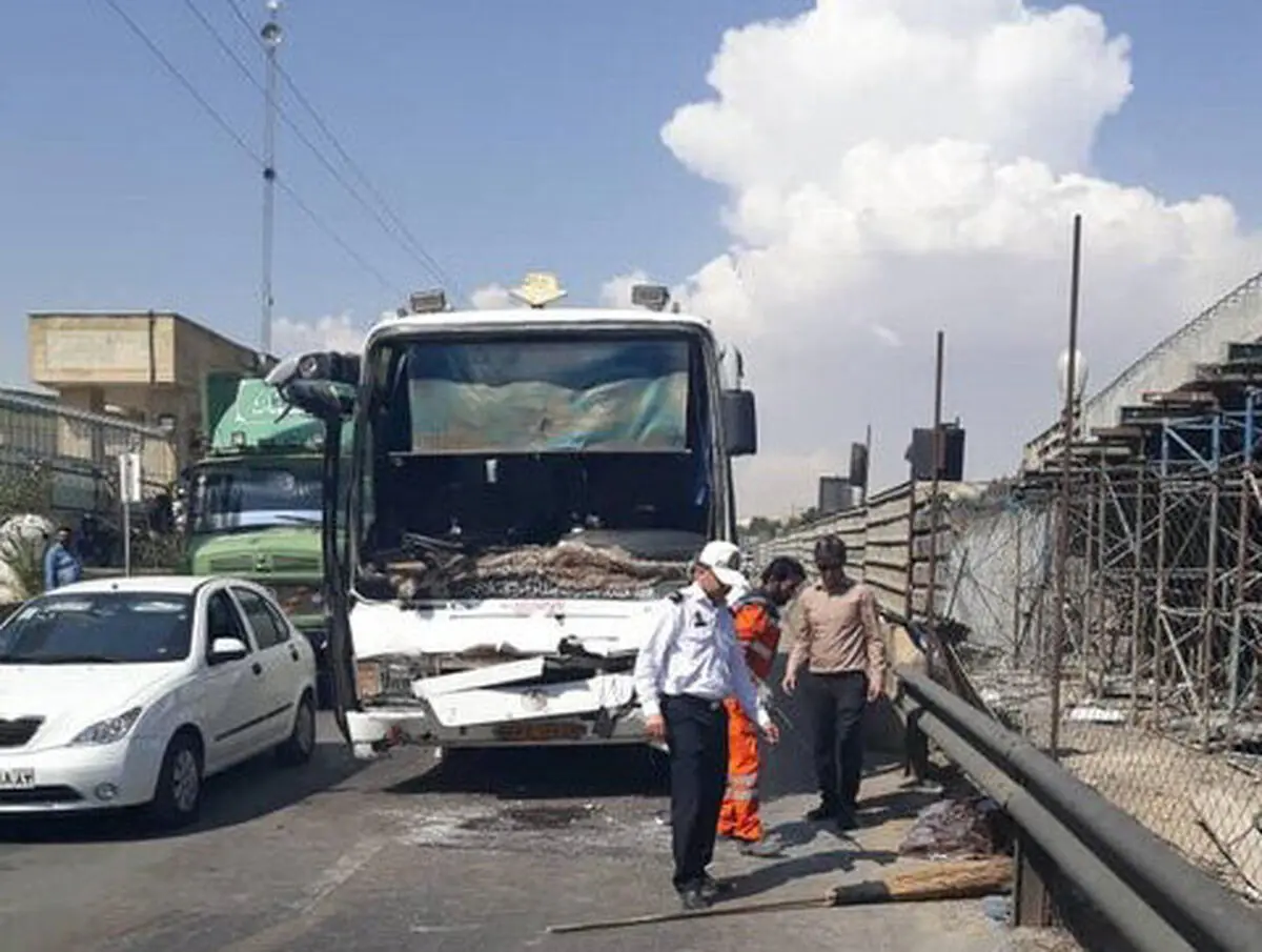 مصدوم شدن ۲۷ نفر در حادثه برخورد اتوبوس و تریلر در شیراز 