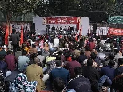 تداوم اعتراض کارگران هندی به تغییر قوانین کار/ زنان و کودکان در صف اول ایستادند