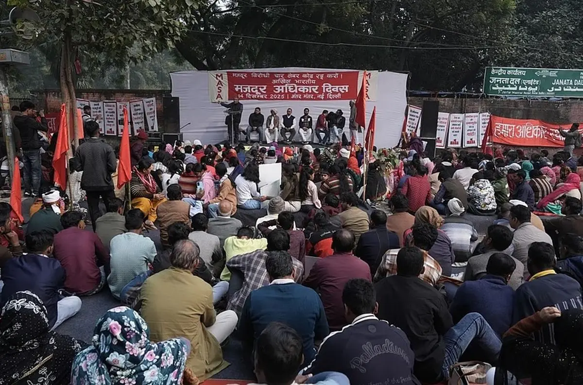 تداوم اعتراض کارگران هندی به تغییر قوانین کار/ زنان و کودکان در صف اول ایستادند