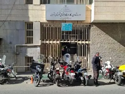 یک روز در صف‌ طولانی کارگران در اداره کار/ چندماه دوندگی برای چندرغاز بیمه بیکاری!