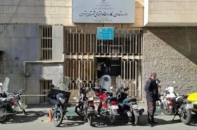 یک روز در صف‌ طولانی کارگران در اداره کار/ چندماه دوندگی برای چندرغاز بیمه بیکاری!