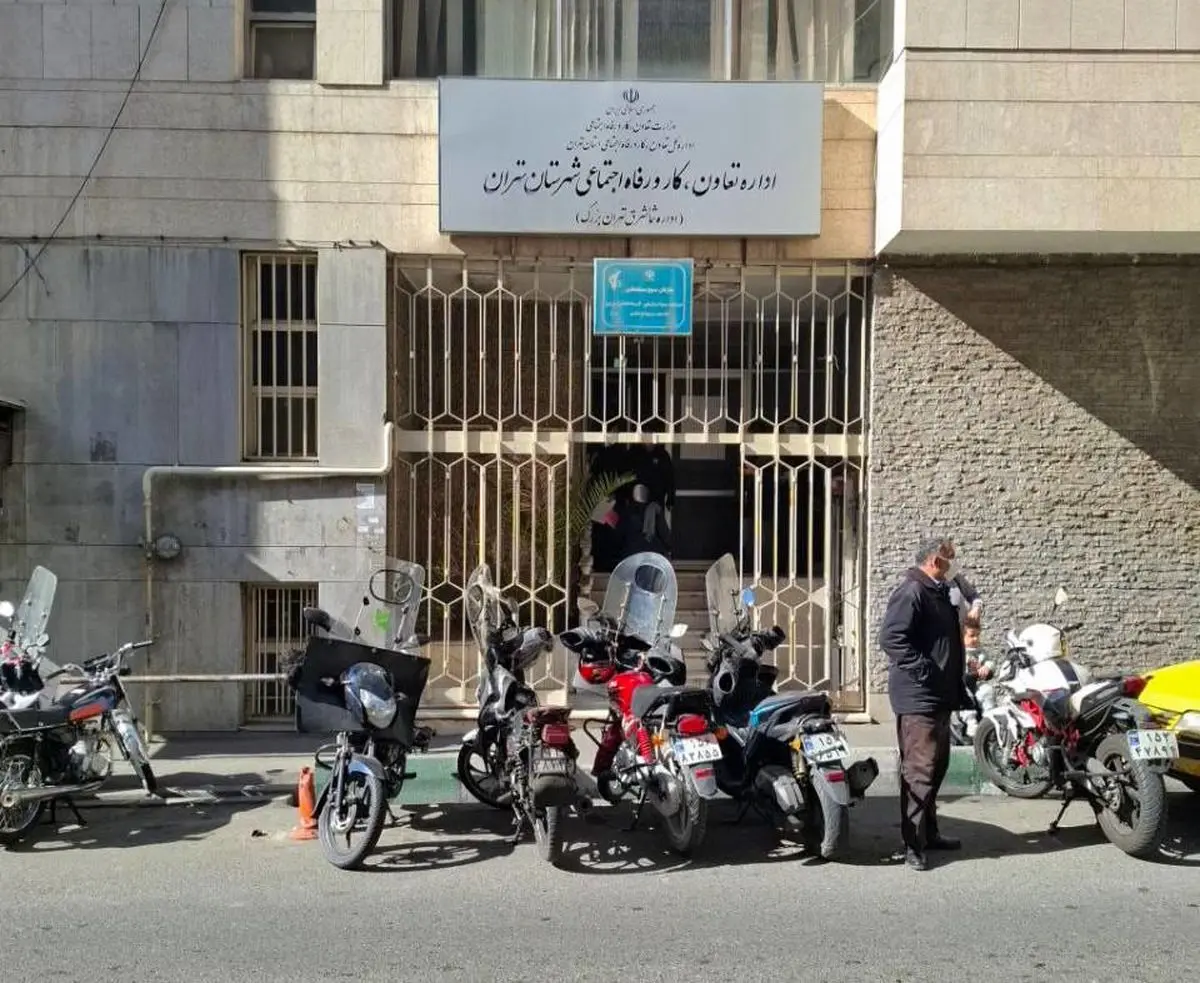 یک روز در صف‌ طولانی کارگران در اداره کار/ چندماه دوندگی برای چندرغاز بیمه بیکاری!