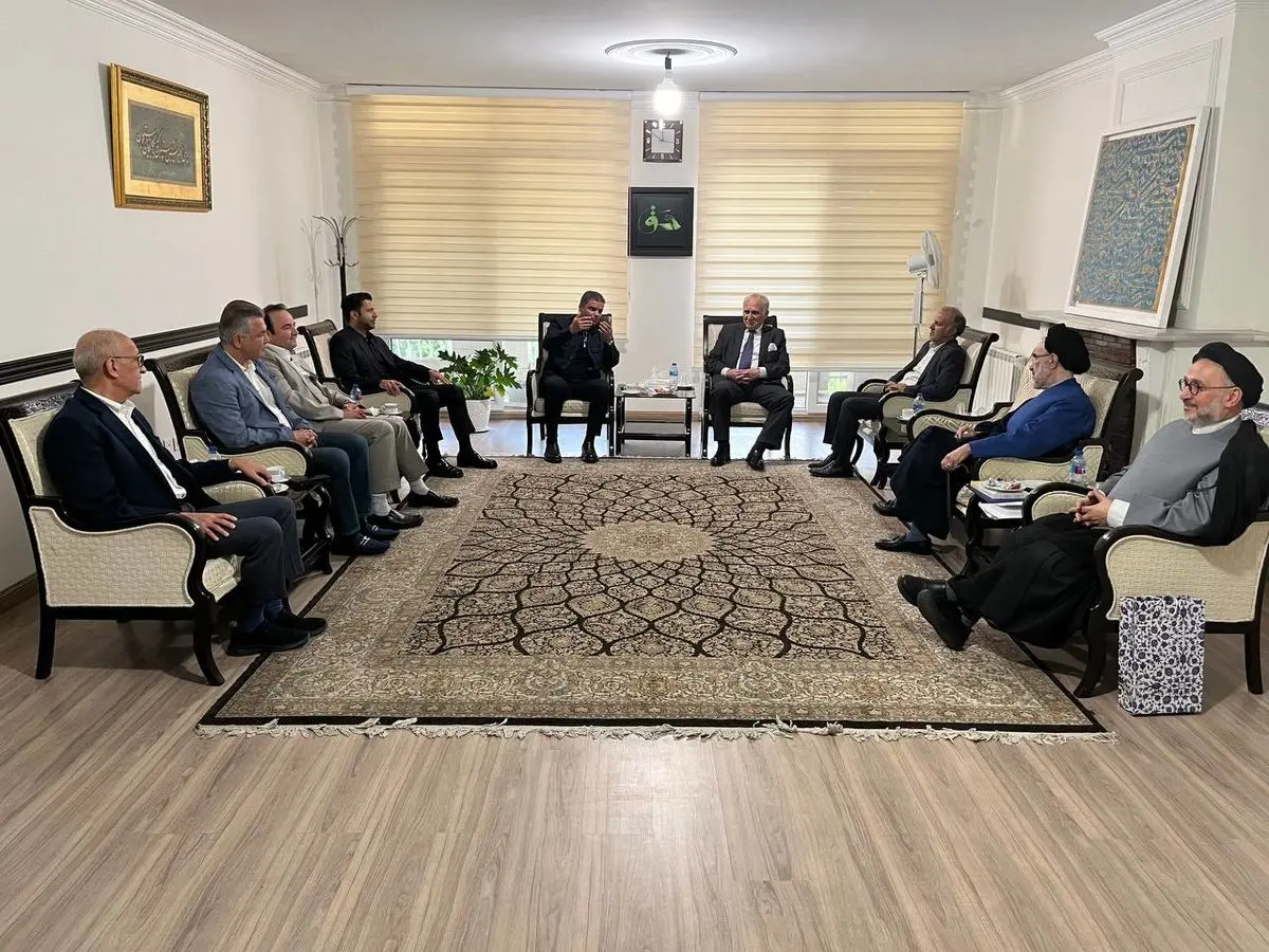 دیدار صمیمانه برخی از پیشکسوتان فوتبال با رییس دولت اصلاحات
