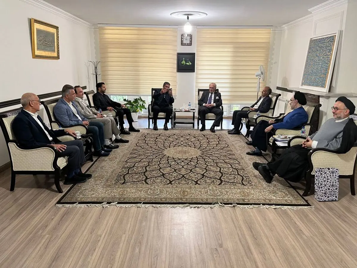 دیدار صمیمانه برخی از پیشکسوتان فوتبال با رییس دولت اصلاحات