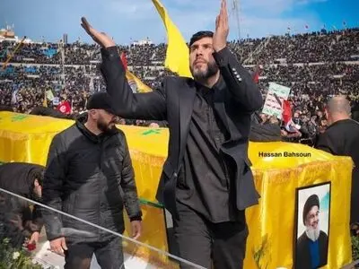 ورود پیکرهای شهید حسین خلیل (ابوعلی) محافظ سید حسن نصرالله و پسرش مهدی از عراق به فرودگاه بیروت + فیلم