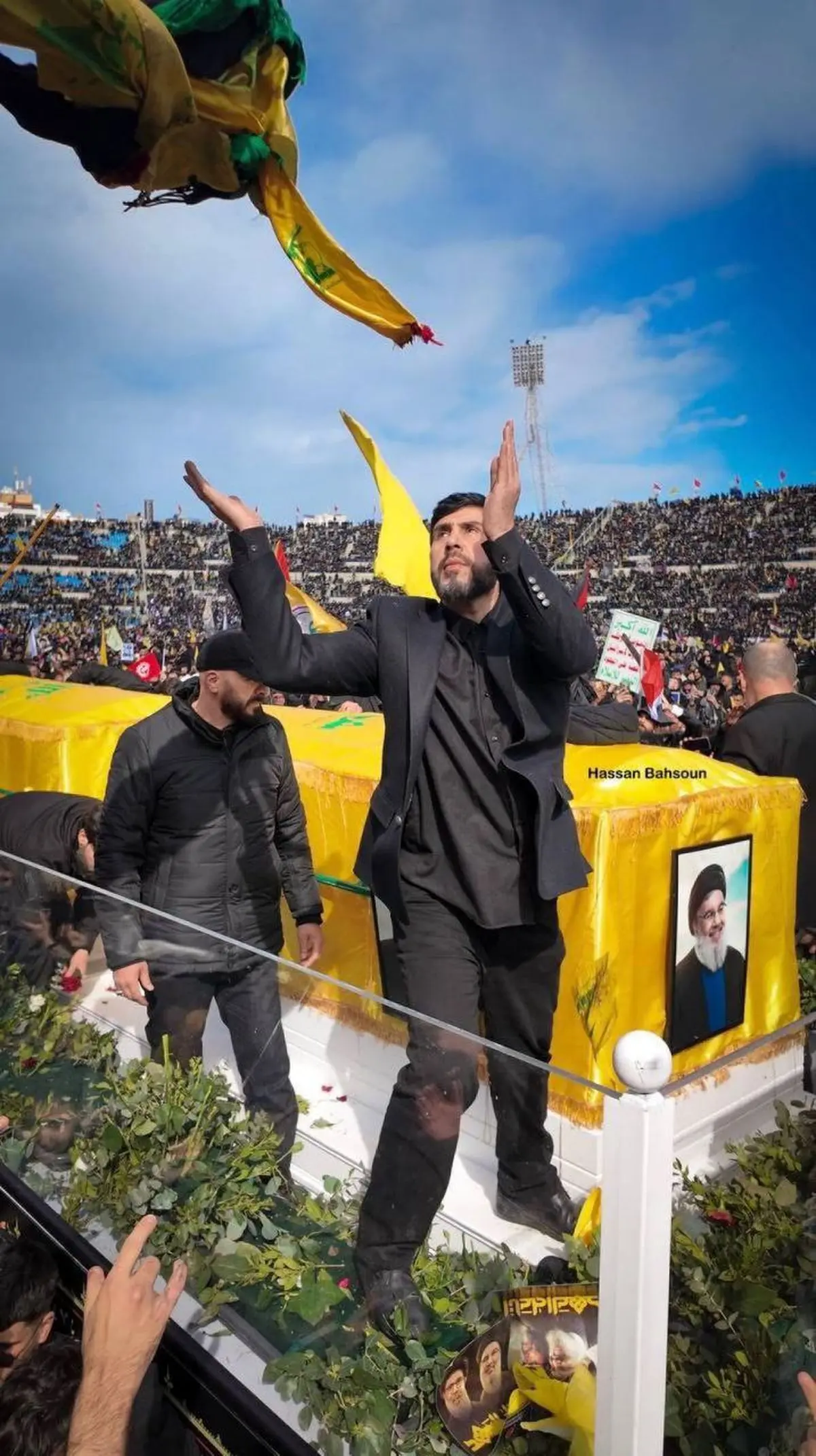 ورود پیکرهای شهید حسین خلیل (ابوعلی) محافظ سید حسن نصرالله و پسرش مهدی از عراق به فرودگاه بیروت + فیلم