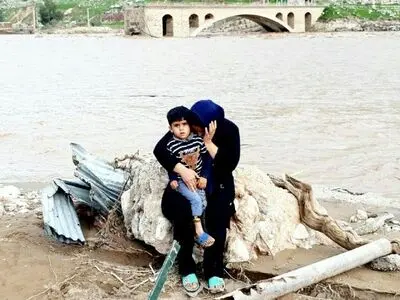 دوسوم واحدهای صنفی پلدختر از بین رفته/ هنوز گل‌ولای شهر تخلیه نشده است
