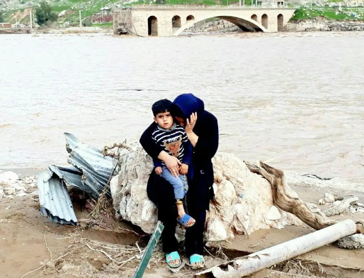ستاد اجرایی فرمان حضرت امام(ره) در کنار سیل‌زدگان خوزستان
