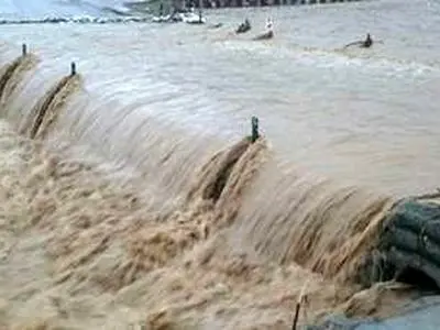 جاده دلگان به زهکلوت در پی وقوع سیلاب مسدود شد