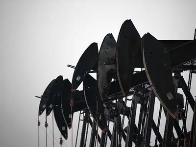 Oil drops as U.S. considers granting some waivers on Iran crude sanctions