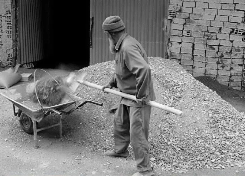 ایلنا گزارش می‌دهد؛ روایت حبیب‌الله؛ نفس‌هایی که به کپسول اکسیژن بند است/ زجر زیستن به عنوان «کارگر ساختمانی»/ ماهی ۳۰ میلیون خرج دوا و درمان می‌کنم!