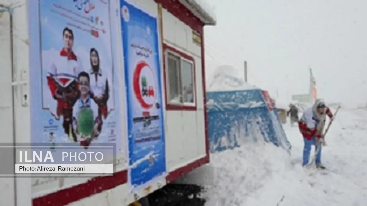 امدادگران شهرستان پیرانشهر برف و کولاک را به مبارزه طلبیدند