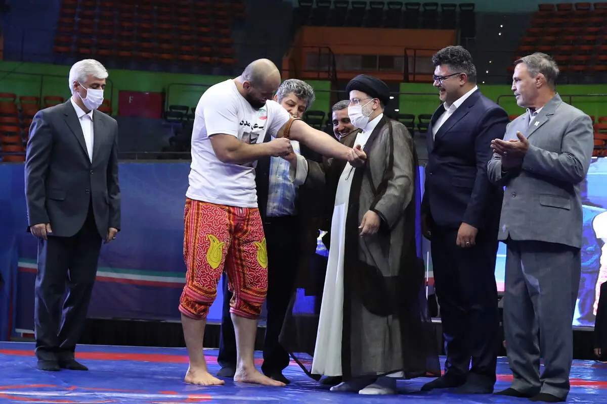 رئیس‌جمهور بازوبند پهلوانی را بر بازوی پهلوان صادق‌زاده بست