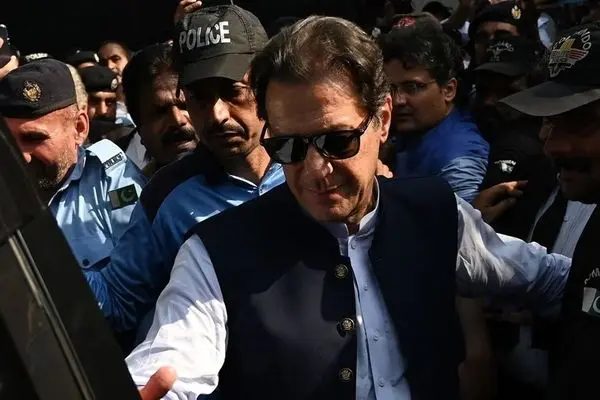  Former Pakistan PM Imran Khan Appears in Court, Fearing Arrest