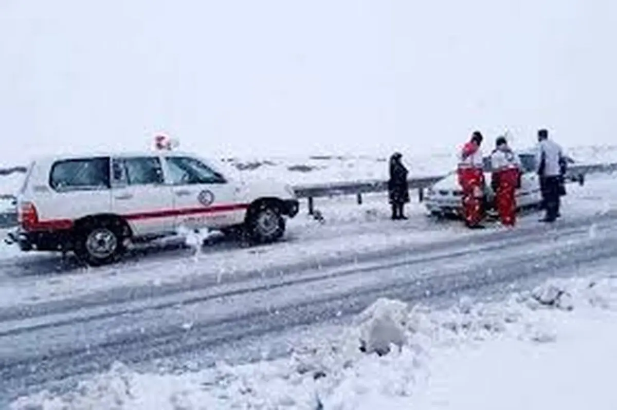 امدادرسانی نیروهای هلال احمر کرمانشاه به ۱۱۸ خودرو گرفتار در برف