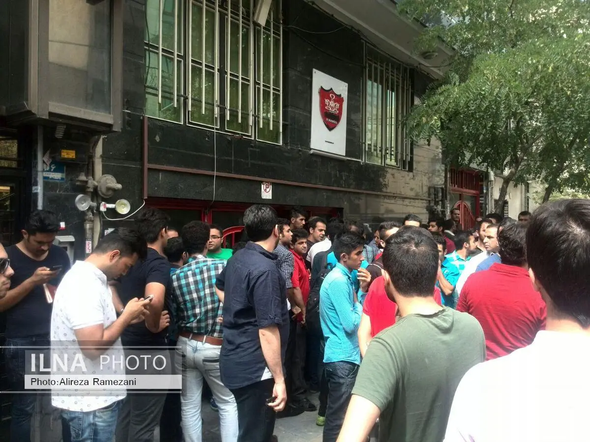 تجمع اعتراض‌آمیز هواداران پرسپولیس/ حضور نیروی انتظامی مقابل باشگاه!  
