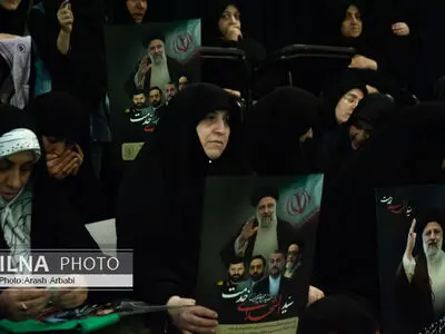 اقامة مراسم تودیع جثمان الشهید رئیسی ورفاقه في مصلى طهران