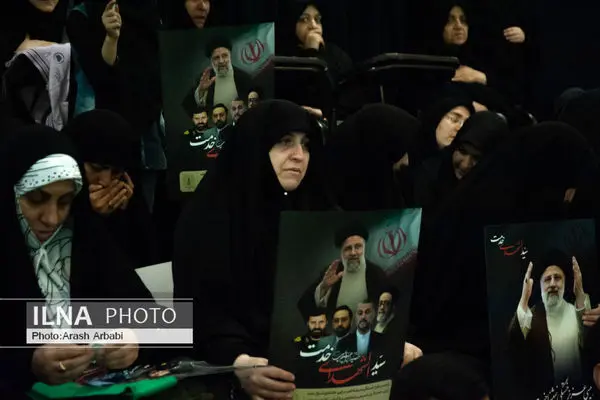 اقامة مراسم تودیع جثمان الشهید رئیسی ورفاقه في مصلى طهران