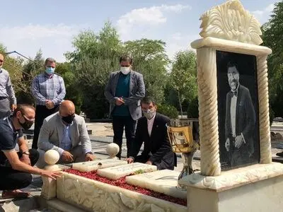 گزارش تصویری از حضور گل‌محمدی و سمیعی با جام قهرمانی بر مزار مهرداد میناوند و علی انصاریان 
