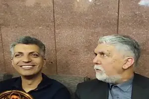 تلاش  عادل فردوسی پور برای بوسیدن دست وزیر فرهنگ و ارشاد اسلامی+ فیلم