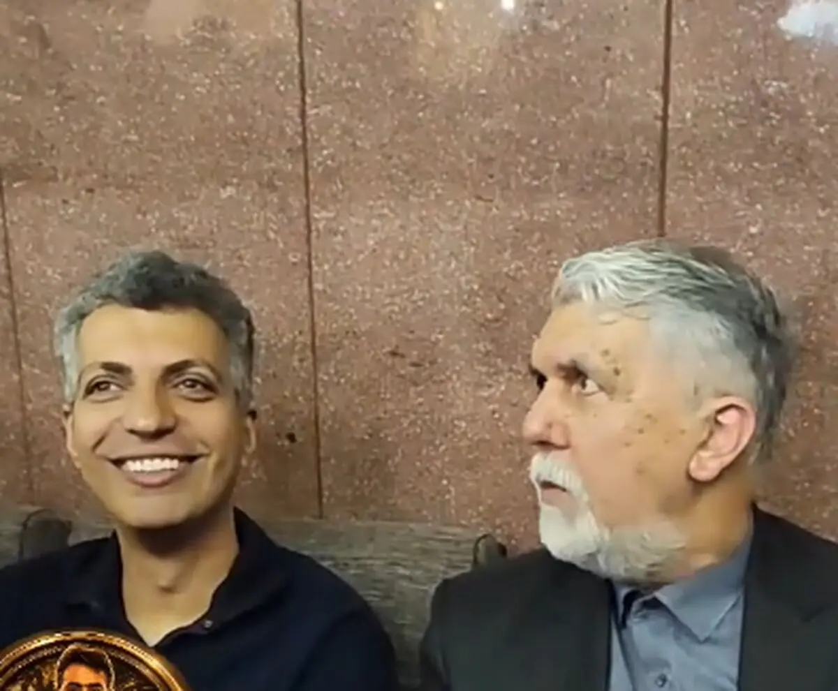 تلاش  عادل فردوسی پور برای بوسیدن دست وزیر فرهنگ و ارشاد اسلامی+ فیلم