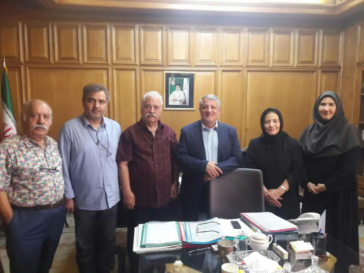 دیدار هنرمندان با محسن هاشمی درباره توسعه تماشاخانه سنگلج