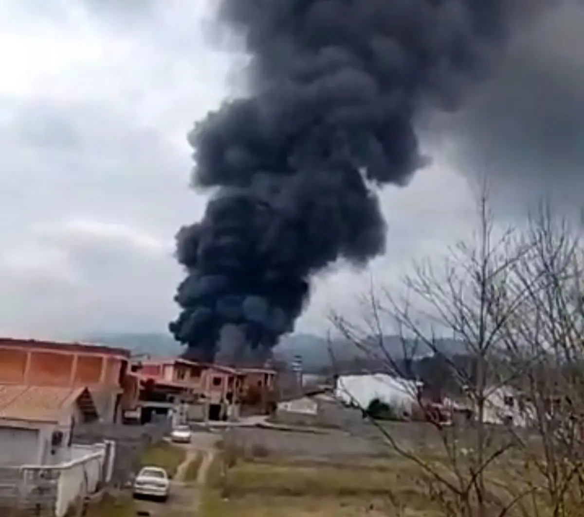 آتش‌سوزی در کارخانه نساجی نوشهر؛ شایعه حمله نظامی تکذیب شد