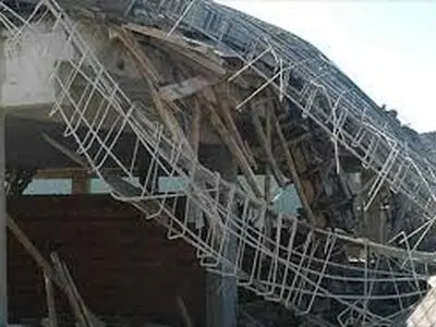 ریزش سقف ساختمان اداری بندر شهید رجایی بر سر کارمندان/فیلم