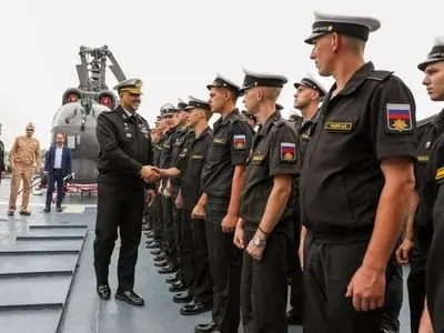 بازدید فرمانده منطقه یکم نیروی دریایی ارتش از ناو «استویسکی» روسیه