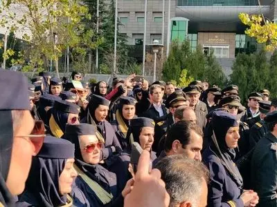 تجمع مهمانداران ایران ایر در اعتراض به تبعیض حقوقی/متعرضان برای گفت‌وگو به حراست دعوت شدند+تصاویر