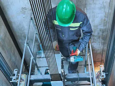 مصدومیت کارگر نصاب آسانسور بر اثر سقوط در چاهک آسانسور 