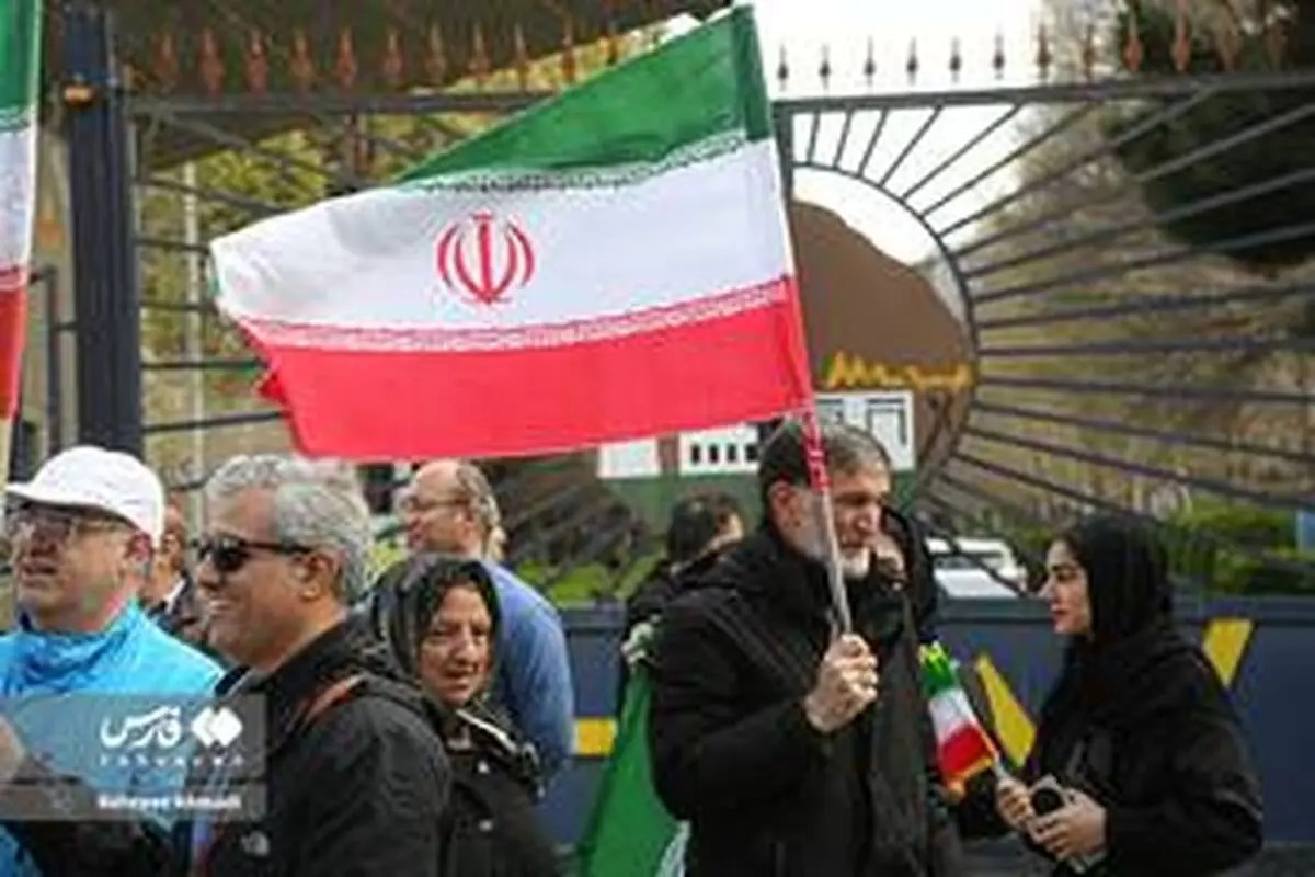زنجیره انسانی مردم کرمانشاه در مقابل نیروگاه برق بیستون + عکس