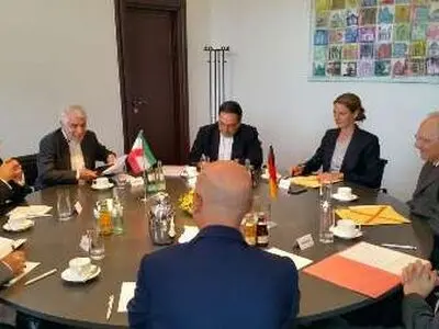 ظریف یبحث مع وزیر المالیة الالمانی بشان تعزیز التعاون المصرفی بین طهران وبرلین