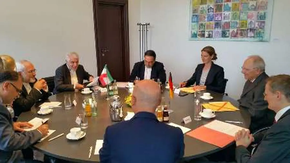 ظریف یبحث مع وزیر المالیة الالمانی بشان تعزیز التعاون المصرفی بین طهران وبرلین