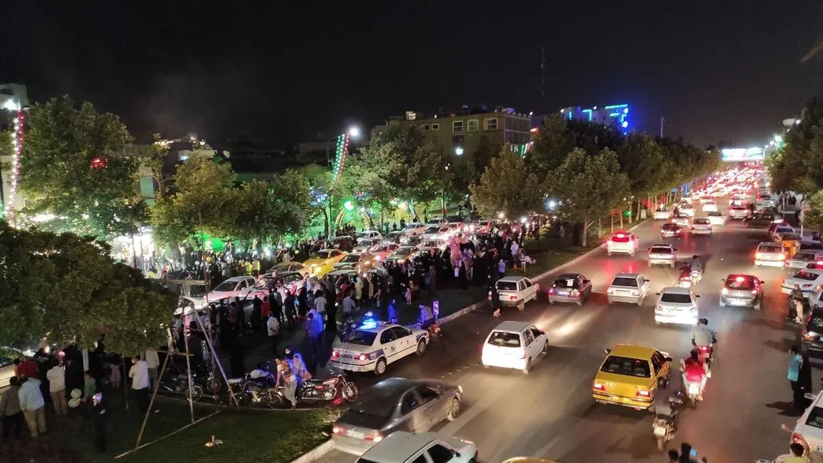 برگزاری جشن پیروزی رئیسی در مشهد/ واکنش‌ منفی برخی شهروندان به د‌لیل عدم رعایت پروتکل‌های بهداشتی از سوی طرفداران 
 