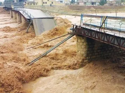 طغیان رودخانه‌های قلعه‌گنج و مسدود شدن 2 محور ارتباطی