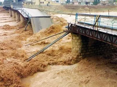 طغیان رودخانه‌های قلعه‌گنج و مسدود شدن 2 محور ارتباطی