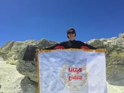 اهتزاز پرچم «ویتانا» بر قله دماوند توسط بانوی کوهنورد