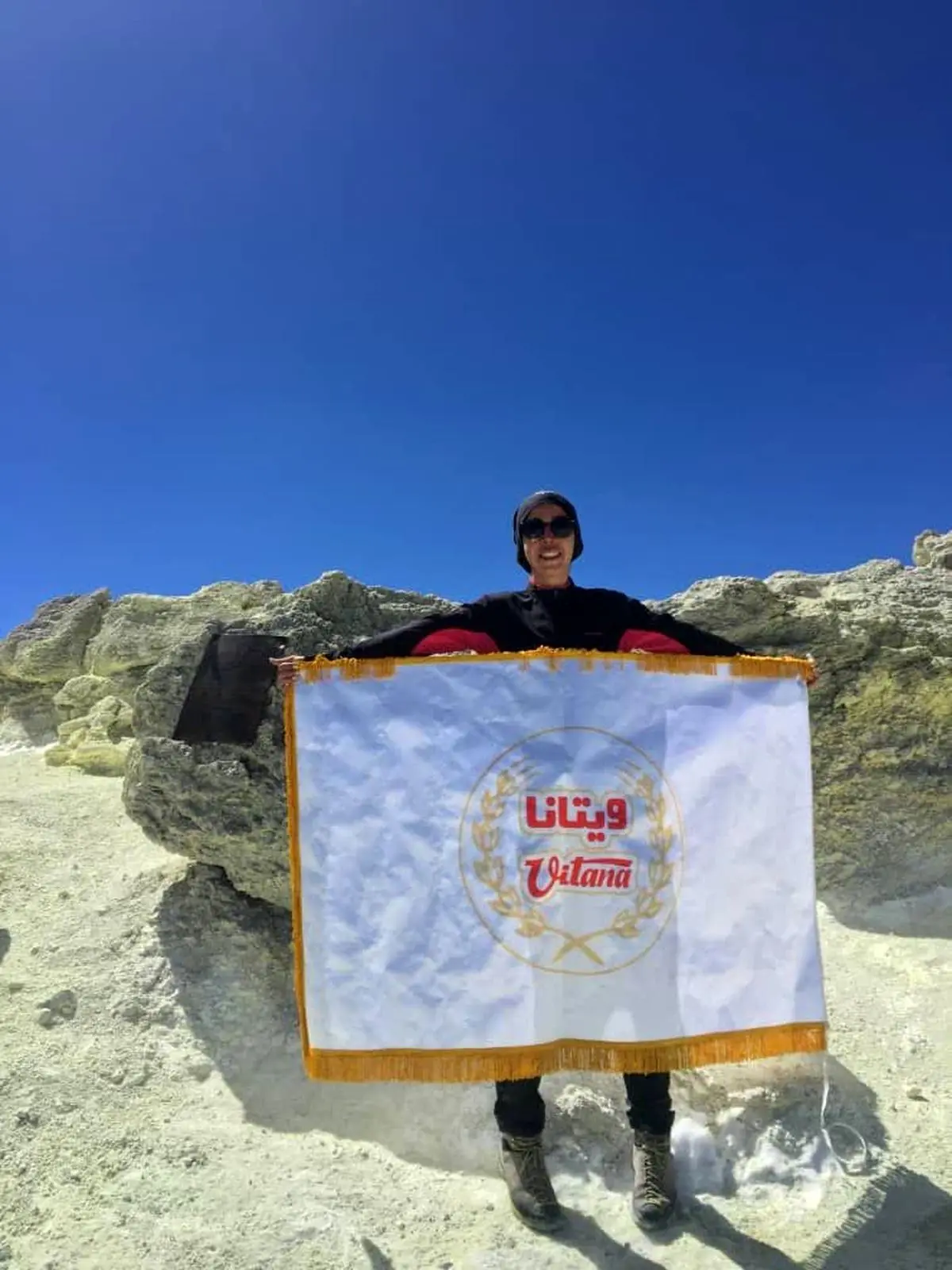 اهتزاز پرچم «ویتانا» بر قله دماوند توسط بانوی کوهنورد