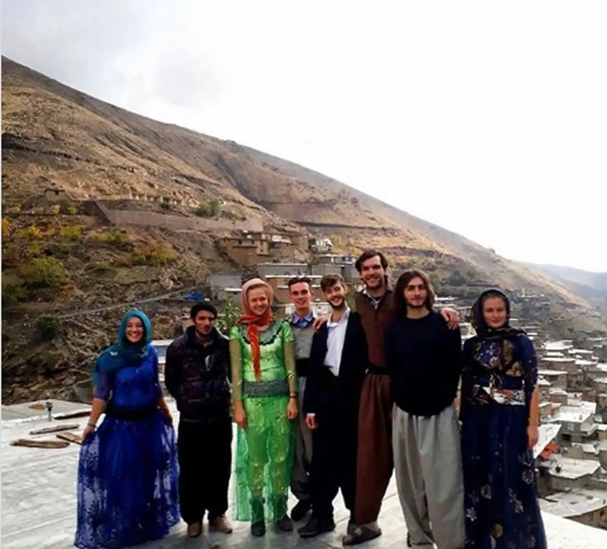 حضور جالب گردشگران آلمانی با لباس کردی