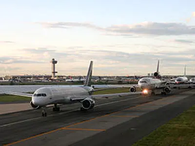 موتور یک هواپیما در فرودگاه نیویورک آتش‌گرفت