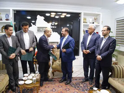 امضای تفاهم نامه همکاری مشترک سازمان انرژ ی‌های تجدیدپذیر با استانداری فارس