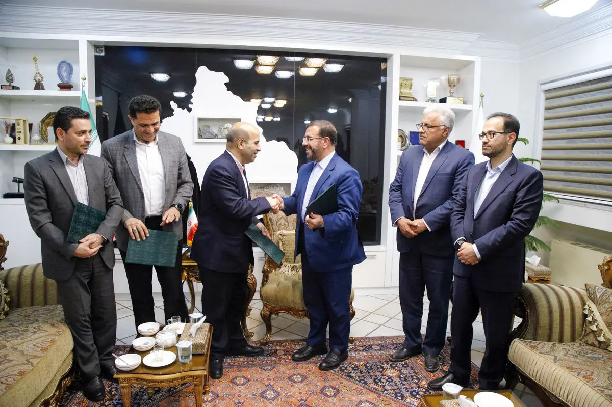 امضای تفاهم نامه همکاری مشترک سازمان انرژ یهای تجدیدپذیر با استانداری فارس