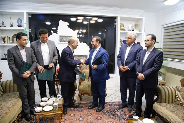 امضای تفاهم نامه همکاری مشترک سازمان انرژ ی‌های تجدیدپذیر با استانداری فارس