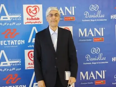 ویدیو: تبریک کیومرث هاشمی به عزیزی خادم