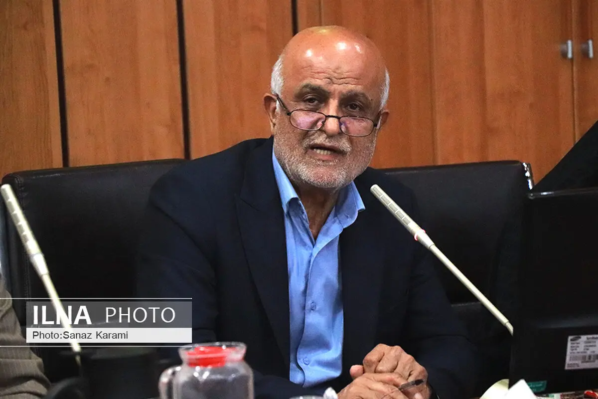 نباید با کارنکردن بهانه دست دشمن دهیم
