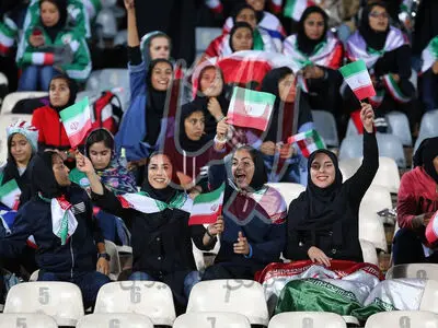 قابی جالب از اثر حضور بانوان در آزادی؛ به این زنان احترام بگذارید (عکس)