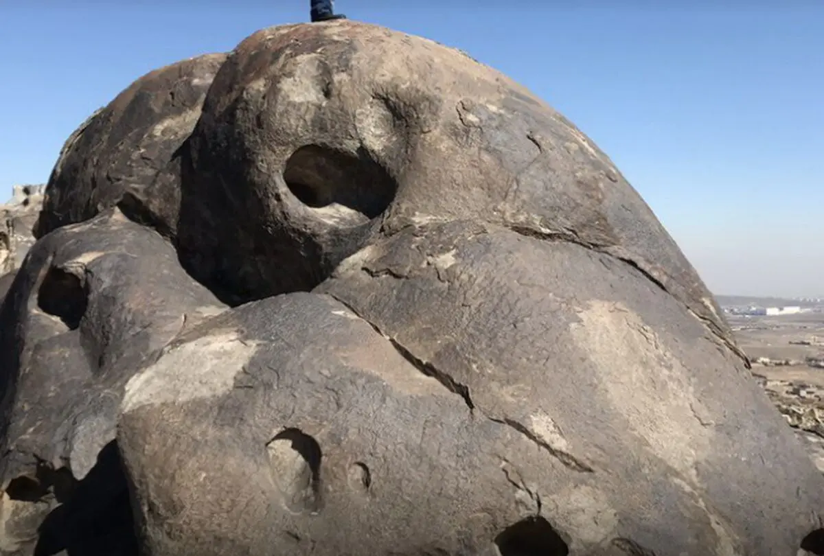 انجام مطالعات باستانی‌ شناسی نقوش صخره‌ای و معادن قدیمی کمرمقبولا در خراسان رضوی
