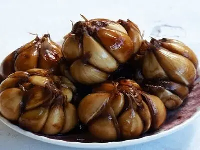 طرز تهیه سیر ترشی هفت ساله در ۴۰ روز با سرکه خرما، سرکه سفید و رب انار 